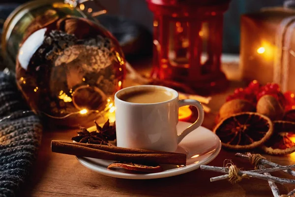 Tasse Kaffee in festlicher Dekoration mit Lichtergirlanden — Stockfoto