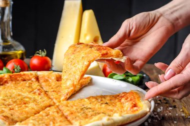 Kadın el dilim pizza plaka al, yakın çekim