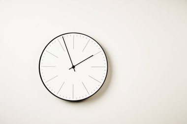 Kopya alanı ile beyaz bir arka plan üzerinde klasik yuvarlak duvar saati