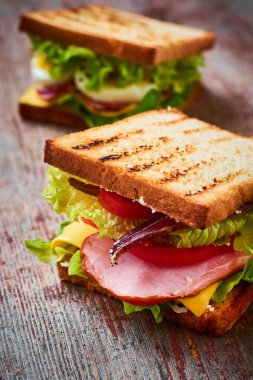 Marul ve ham ahşap zemin ile Sanswich