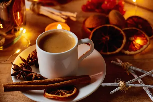 Gemütliches Zuhause. Tasse Kaffee mit festlicher Dekoration und Lichtergirlanden — Stockfoto