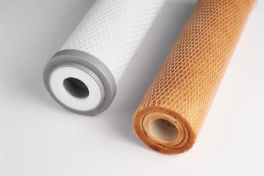 Beyaz bir arka plan üzerinde su temizlik için yeni ve kullanılmış filtreleri