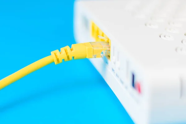 Hub router modem internet dengan kabel yang terhubung pada latar belakang biru — Stok Foto