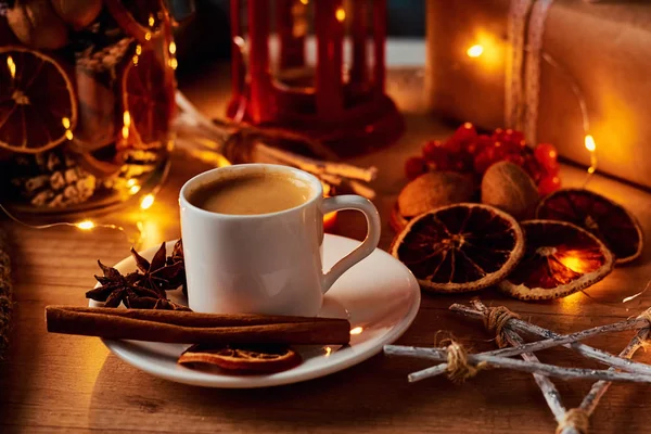 Tasse Kaffee in festlicher Dekoration mit Lichtergirlanden — Stockfoto