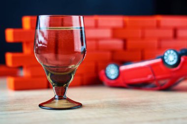 Alkol ve sürüş kavramı. İçki kadehi ve kırık bir araba