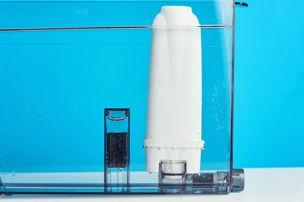 Filterwasser-Reinigung im Kaffeemaschinen-Container. Küchengeräte — Stockfoto