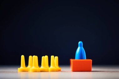 Liderlik ve başarı kavramı. Diğer fiş kalabalık masa oyunu şekil kuleleri