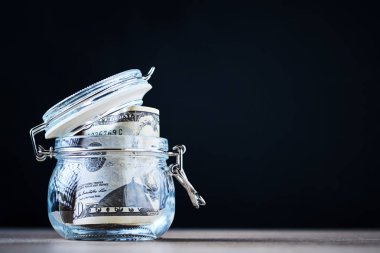 Kopya alanı ile bize dolar faturaları bir cam kavanoz. Para ve yatırım kavramı kaydetme