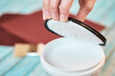 El beyaz boya ve ahşap Komiteler boyama için hazırlanması konservesi açmak