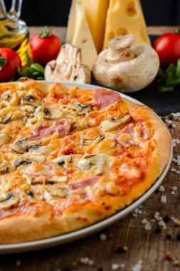 İtalyan pizza malzemelerle ahşap zemin, yakın çekim