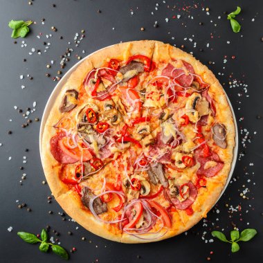 İtalyan pizza üzerinde karanlık bir arka plan, üstten görünüm