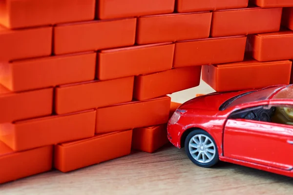 araba kaza kaza. Otomobil bir tuğla duvara çarptı. Bir araba sigorta kavramı