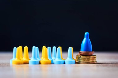 Zengin ve yoksul kavramı arasındaki gelir farkları. Masa oyunu şekil sikke ve diğer rakamlar kalabalıktan yığını üzerinde