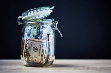 Kopya alanı ile bize dolar faturaları bir cam kavanoz. Para ve yatırım kavramı kaydetme 