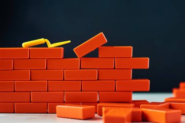 Görev kavramı bitirme. Tuğla ve karanlık bir arka plan üzerine bina mala