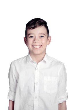 beyaz genç çocuk beyaz bir arka plan üzerinde izole mutlu duygusal portre. Kameraya bakarak ve gülümseyen çocuk