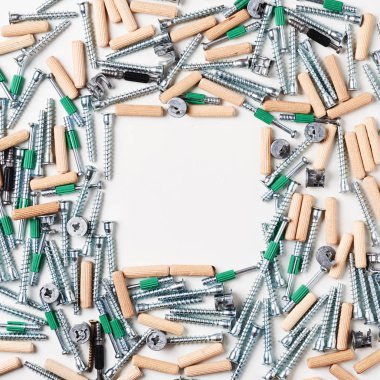 Mobilya montaj araçları ile izole beyaz bir arka plan üzerinde kopya alanı çerçevesinde