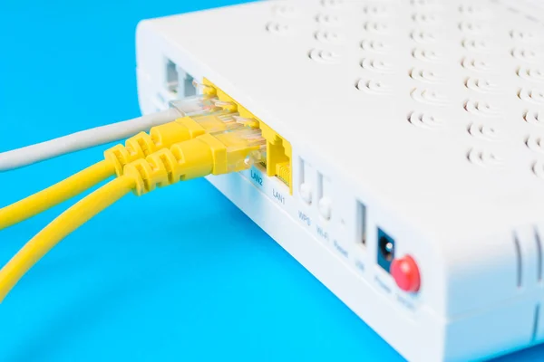 Router nirkabel rumah dengan kabel ethernet terpasang, closeup — Stok Foto
