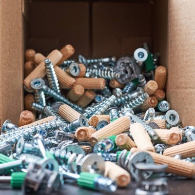 Aç kutusuna bir mobilya montaj, closeup sonbahara araçları dışarı ile