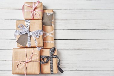 Hediye kutuları şerit üzerinde beyaz bir arka plan kopya alanı ile sarılmış