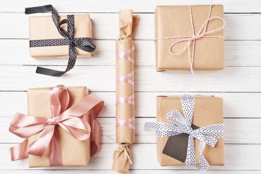 Hediye kutuları kurdele beyaz bir arka planda üstten görünüm ile sarılmış