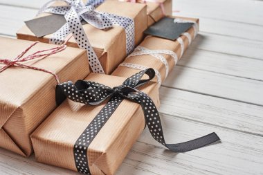 Hediye kutuları şerit üzerinde beyaz bir arka plan kopya alanı ile sarılmış