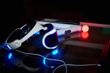 Portre sanal gerçeklik kulaklık karanlık bir arka plan üzerinde