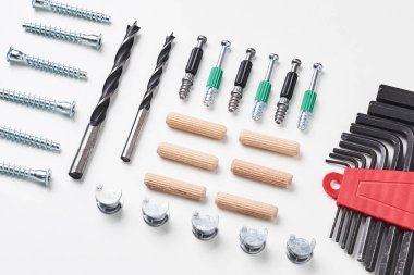 Araçlar için beyaz bir arka plan üzerinde mobilya montaj için şablon tasarımı kadar alay et. Yukarıdan görüntüleyin. Düz yatıyordu