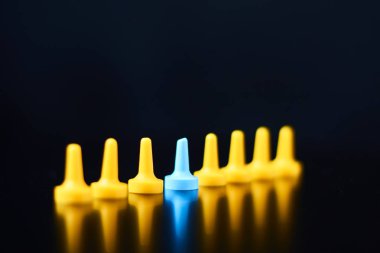 Bireysellik ve liderlik kavramı. Mavi şekil dışarı ayakta sarı rakamları