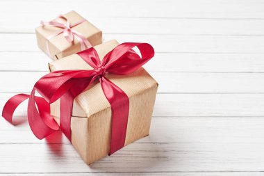 Beyaz bir arka plan kopya alanı üzerinde kırmızı Fiyonklu hediye kutuları