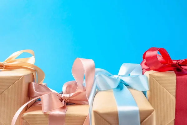 Un sacco di scatole regalo su uno sfondo blu — Foto Stock