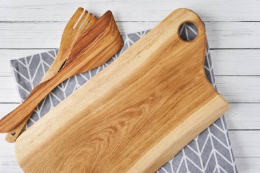 Mutfak eşyaları, kesme tahtası, spatula ve Beyaz ahşap zemin üzerinde havlu