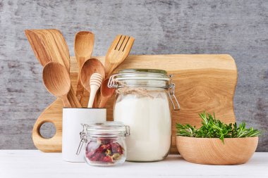 Kesme tahtası Ahşap mutfak eşyaları ve beyaz bir tablo biberiye mutfak arka plan