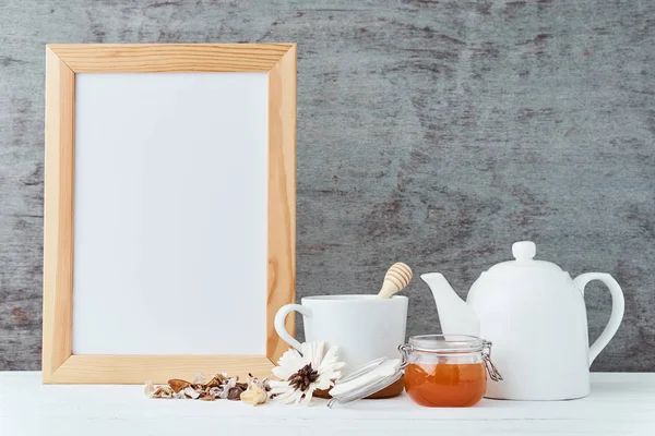 Utensilios de cocina fondo con papel blanco vacío, tetera, taza y una miel en tarro de vidrio, cocina se burlan con espacio para copiar — Foto de Stock