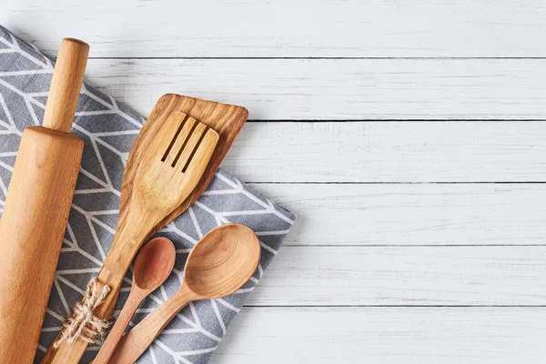 Utensilios de cocina, rodillo, espátula y toalla sobre un fondo de madera blanco con espacio para copiar — Foto de Stock