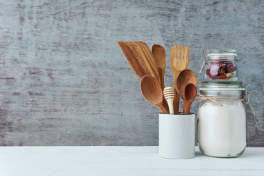 Mutfak eşyaları üzerinde gri bir arka plan kopya alanı seramik Kupası