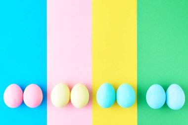 Renkli çizgili arka plan, üstten görünüm, minimalizm kavramı üzerinde yumurta