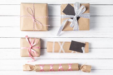 El yapımı Hediyelik kutulu Beyaz ahşap zemin üzerinde düz yatıyordu