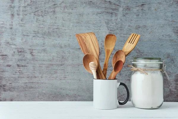 Utensílios de cozinha em copo de cerâmica em um fundo cinza, espaço de cópia — Fotografia de Stock