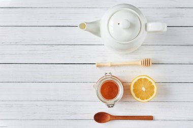 Cam Kavanoz, çaydanlık ve beyaz bir arka plan kopya alanı ile üstten görünüm üzerinde limon tatlım