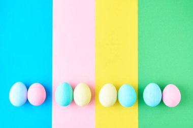 Renkli çizgili arka plan, üstten görünüm, minimalizm kavramı üzerinde yumurta