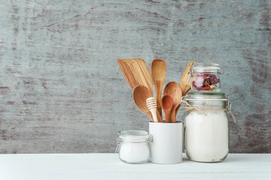 kopya alanı ile beyaz tabloda bir beyaz seramik kupa ve cam kavanoz mutfak eşyaları