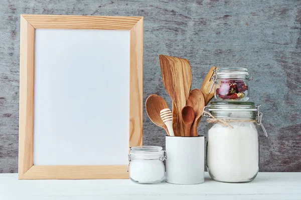 Utensilios de cocina fondo con un blanco en blanco, espacio de copia, maqueta de cocina casera — Foto de Stock
