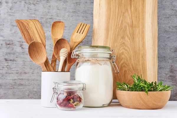 Utensilios de cocina, tabla de cortar y romero fresco sobre un fondo de madera. maqueta de cocina —  Fotos de Stock