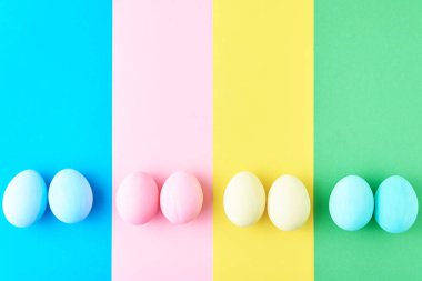 Renkli çizgili arka plan, üstten görünüm, minimalizm kavramı üzerinde yumurta