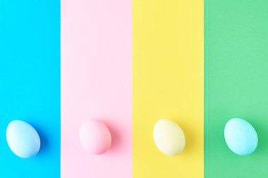 Renkli çizgili arka plan, üstten görünüm, minimalizm kavramı üzerinde yumurta