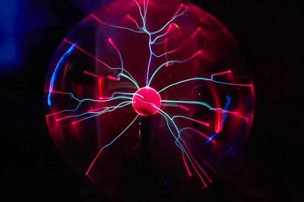 黑暗背景上的电等离子球。静电模型 — 图库照片