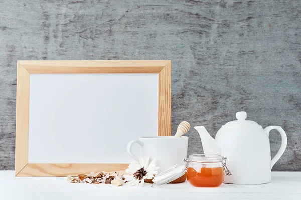 Utensilios de cocina fondo con papel blanco vacío, tetera, taza y una miel en tarro de vidrio, cocina se burlan con espacio para copiar — Foto de Stock