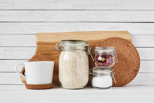 Herramientas de cocina y tabla de cortar en mesa blanca — Foto de Stock