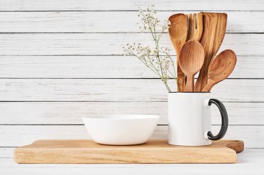 Beyaz masa üzerinde pişirme gereçleri ve kesme tahtası